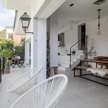 Villa Colonial. Impressive Views Of The Sea. High Design. Renovated. Sitges
