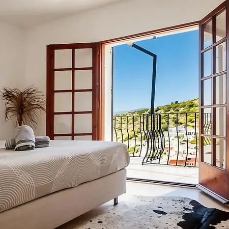 Colonial. Impressive Views Of The Sea. High Design. Renovated. Vila