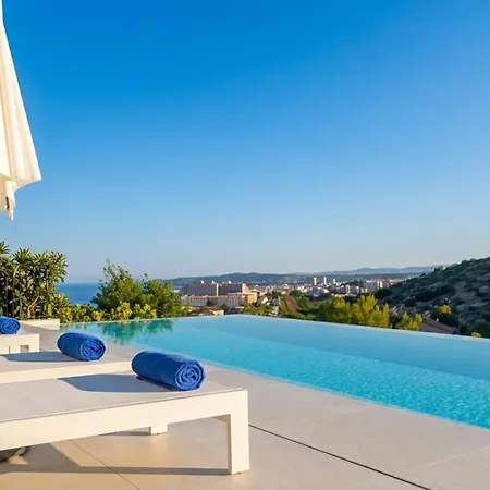 Colonial. Impressive Views Of The Sea. High Design. Renovated.