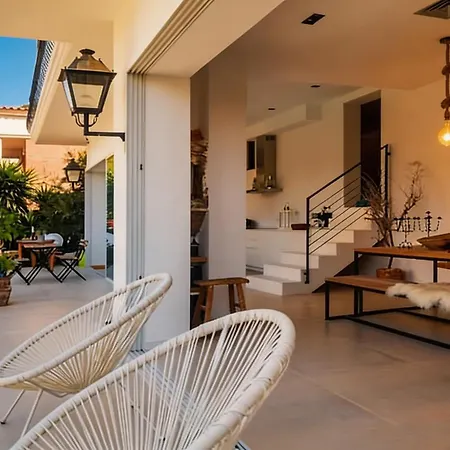 Colonial. Impressive Views Of The Sea. High Design. Renovated. Villa