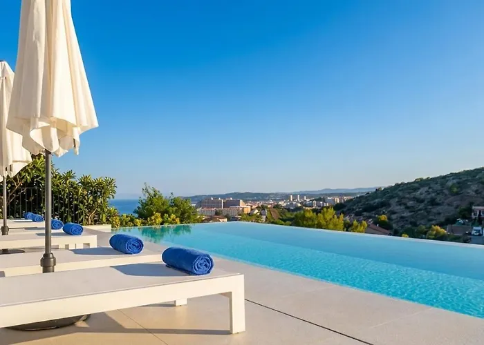 Colonial. Impressive Views Of The Sea. High Design. Renovated.